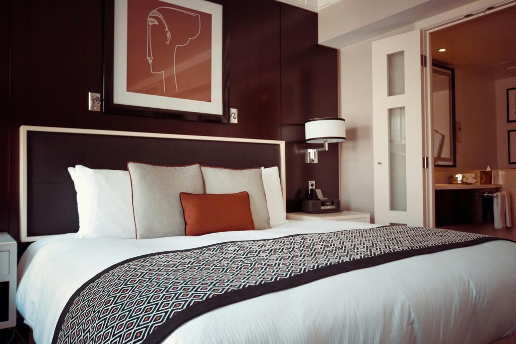 Cozy and modern hotel bedroom interior with elegant decor and soft lighting, organizar viaje