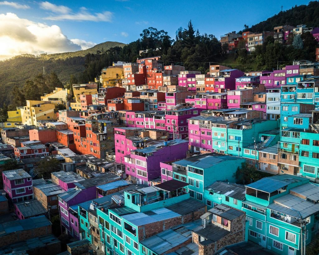 Aerial view of vibrant, colorful houses on a hillside in Bogotá, Colombia, tours en Colombia, paquetes de viaje baratos, organizar viaje, viajes personalizados