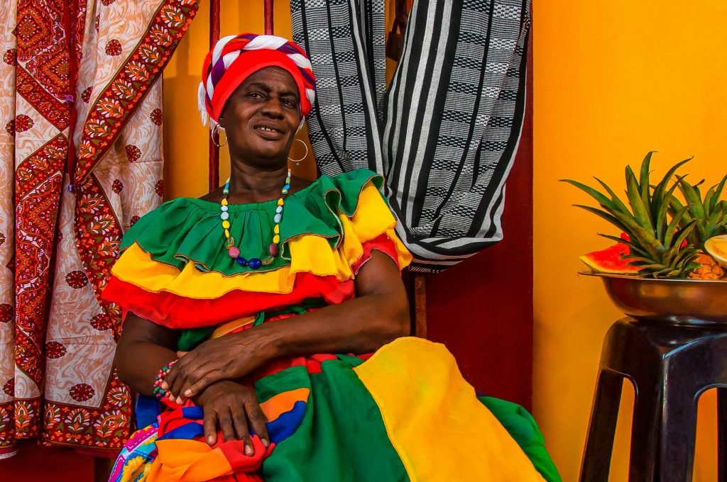Elegant mature woman in colorful dress and turban in Cartagena, Colombia, viajes a Cartagena