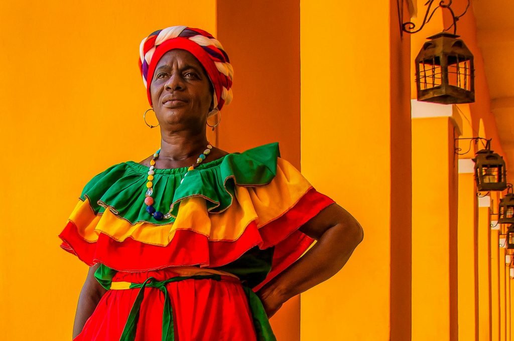 Colorful portrait of a woman in traditional attire against a lively backdrop in Cartagena, Colombia, viajes a Cartagena