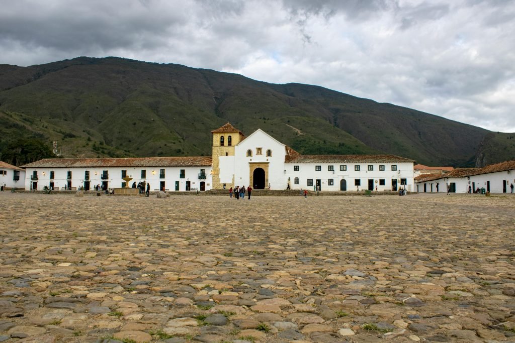 Cobblestone square of Villa de Leyva, Colombia with colonial architecture and mountain backdrop., Lugares turísticos de Colombia