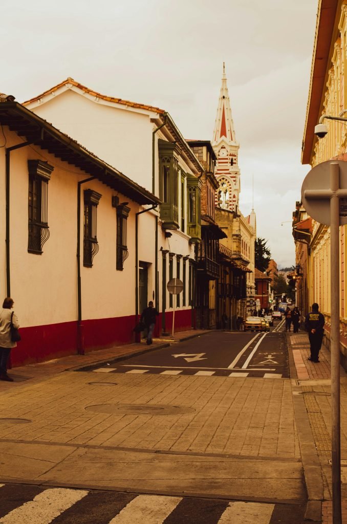 Charming street view of Bogotá with historic architecture and peaceful ambiance, Planes en Bogotá