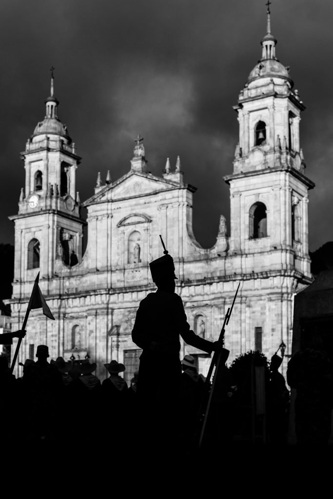 Black and white silhouette of a guard in front of Bogotá's Primatial Cathedral, Planes en Bogotá