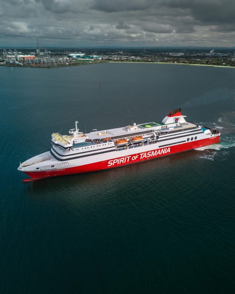 Aerial shot of Spirit of Tasmania ferry navigating Port Melbourne, Australia on a cloudy day, cruceros