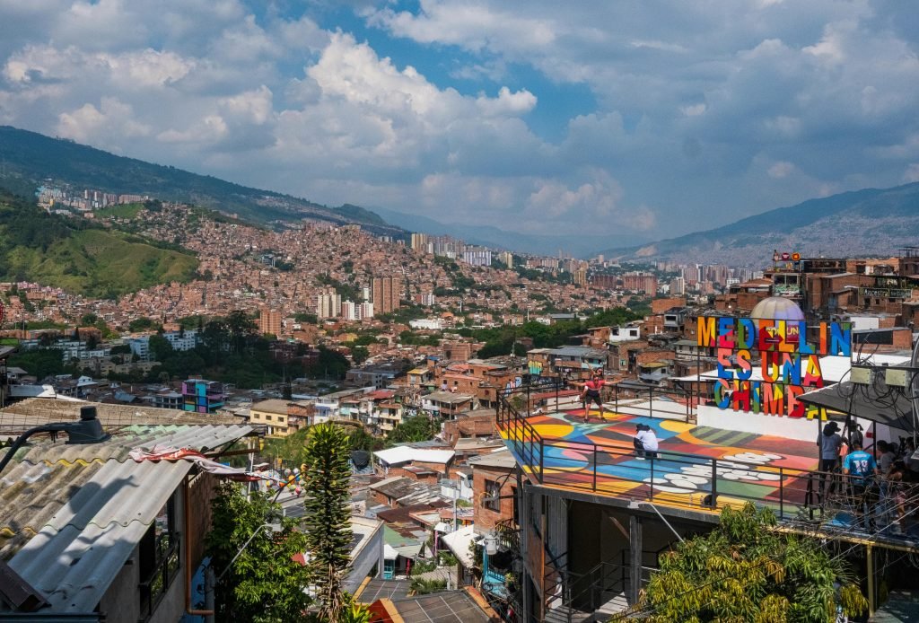 Panoramic view of Medellín's vibrant cityscape and mountains under a clear sky, destinos