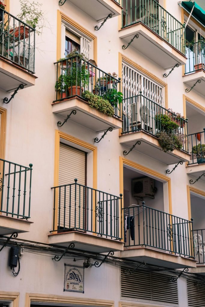 A picturesque view of traditional balconies in Antequera, Andalusia, Qué hacer en Cartagena