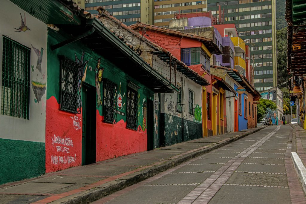 Vibrant, traditional Bogotán street scene in Candelaria district, Colombia, Planes en Bogotá