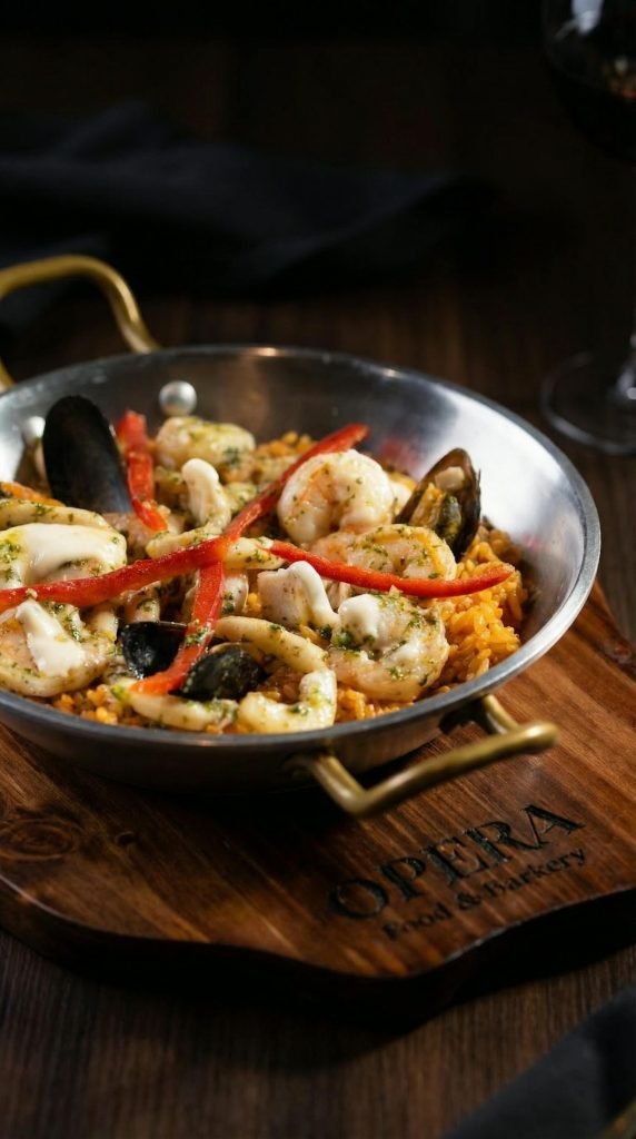 Delicious Colombian seafood paella with shrimp, mussels, and peppers served in a rustic pan, Qué hacer en Cartagena