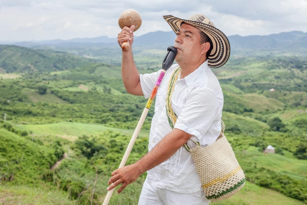 A Colombian musician plays with a flute and maraca in the scenic Ovejas countryside, Qué hacer en Cartagena