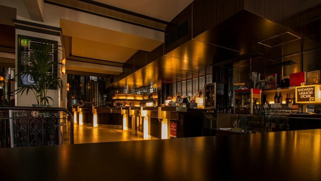 Stylish modern restaurant interior with warm lighting, elegant design, and luxurious ambiance at night., hotelería