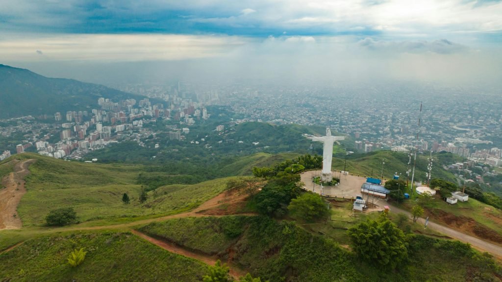 Stunning aerial view of Cristo Rey statue overlooking Cali's cityscape in Colombia., planes en Cali