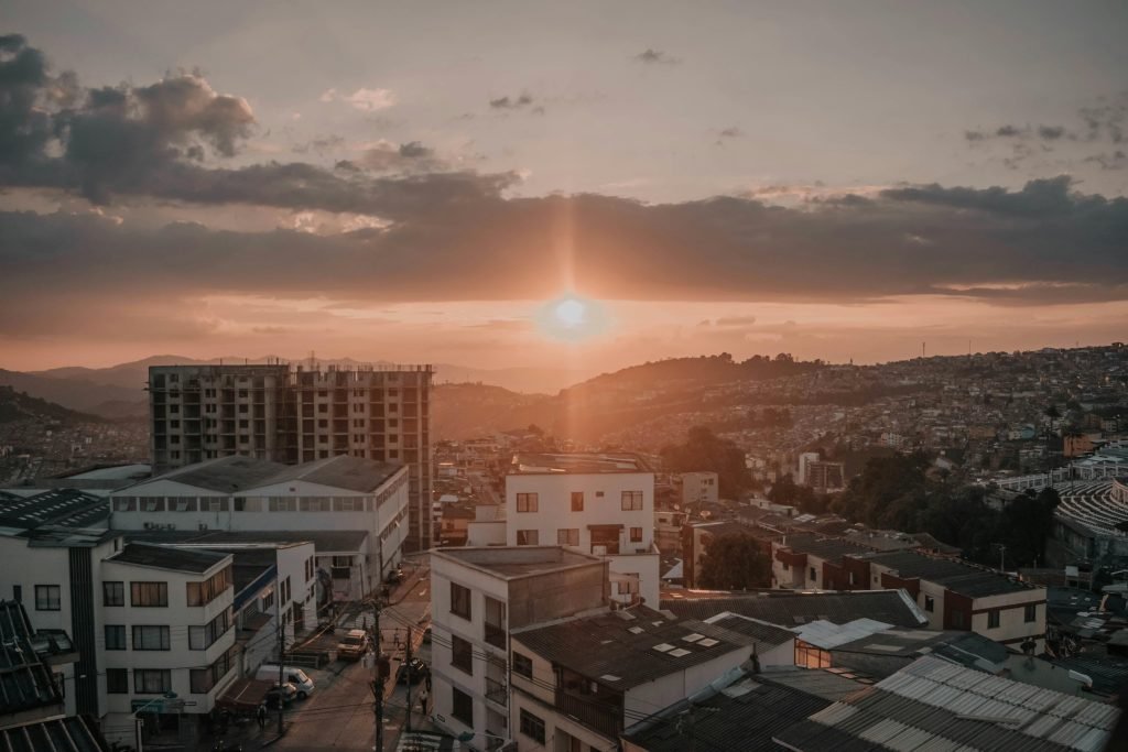 A breathtaking sunset view over the urban landscape of Manizales, Colombia., ¿es seguro viajar a Colombia?