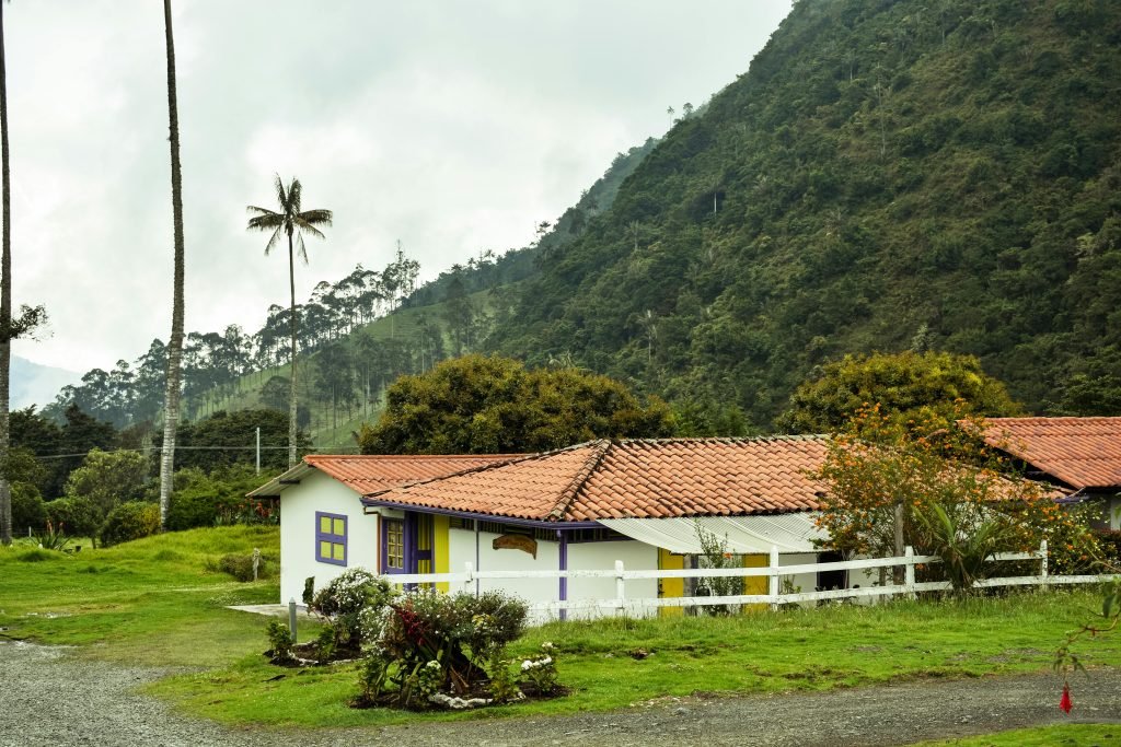 Beautiful Valle de Cocora scene with traditional house and lush mountains., tours Eje Cafetero