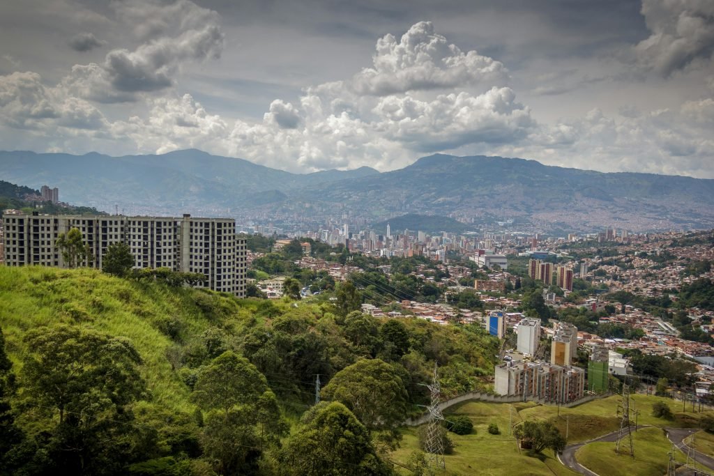 Stunning view of Medellín's urban landscape set against lush greenery and mountainous backdrop., Qué hacer en Medellín