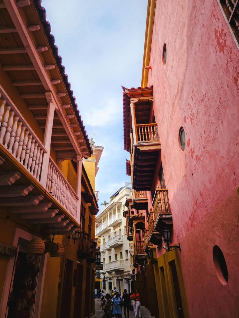 Colorful narrow street with balconies in Cartagena, Colombia, highlighting vibrant architecture., paquetes a Cartagena todo incluido