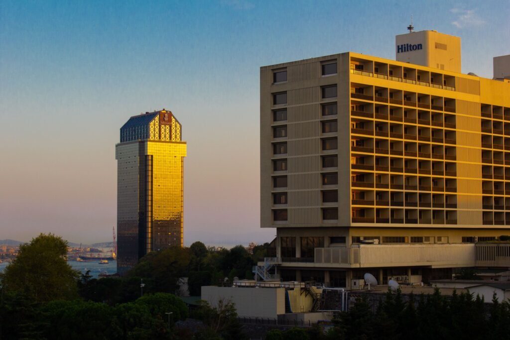Capture of İstanbul's skyline with gleaming modern buildings at sunset. hoteles