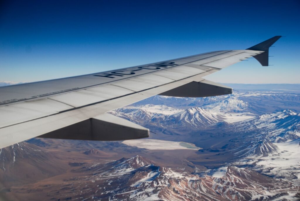 Spectacular aerial view of snow-capped mountains seen from an airplane wing. vuelos