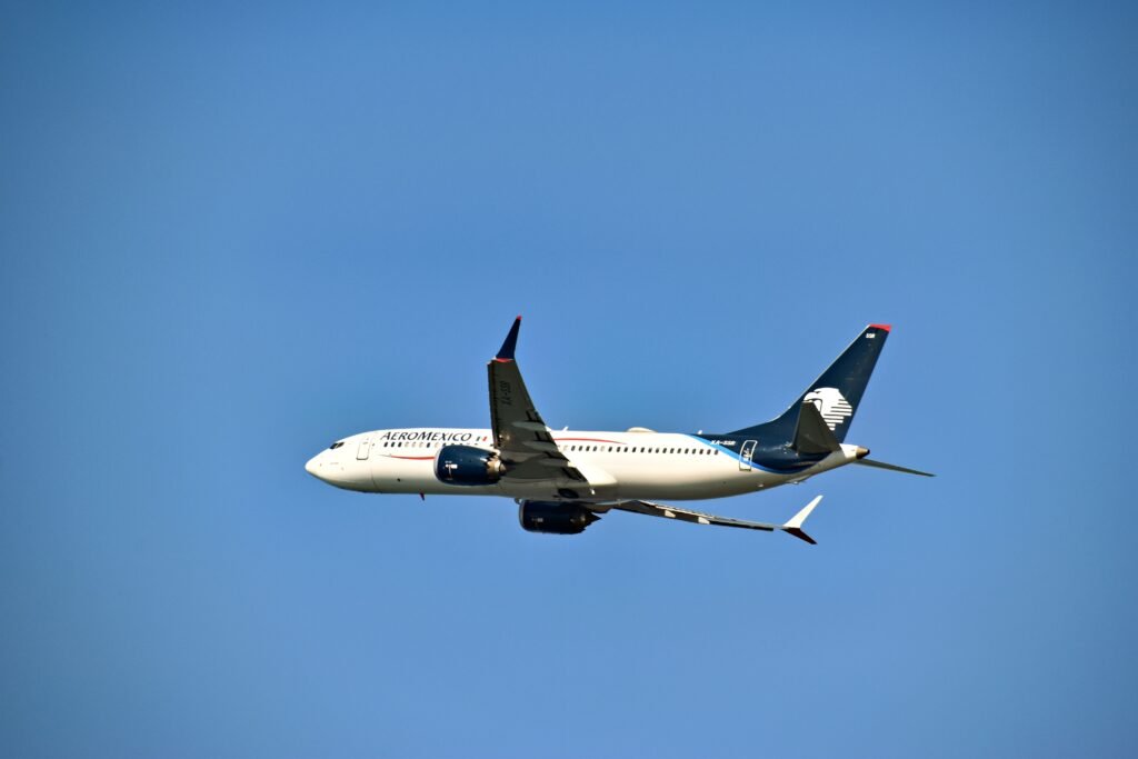 Aeromexico airplane soaring through clear skies over Puerto Vallarta, Mexico. vuelos
