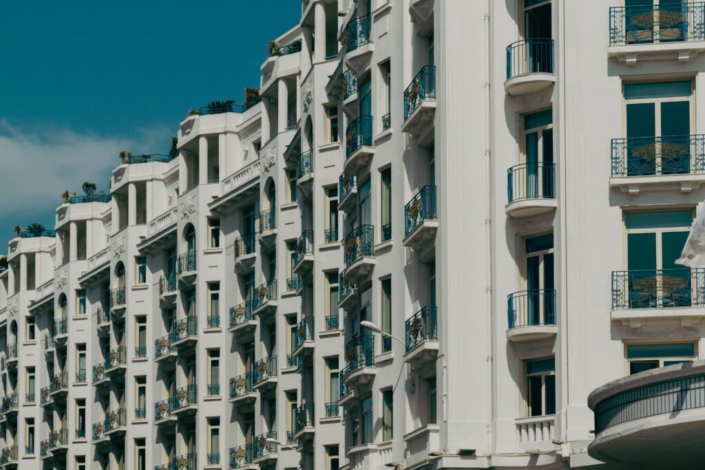 Majestic architectural design of a luxury hotel in Cannes on a sunny day. hoteles