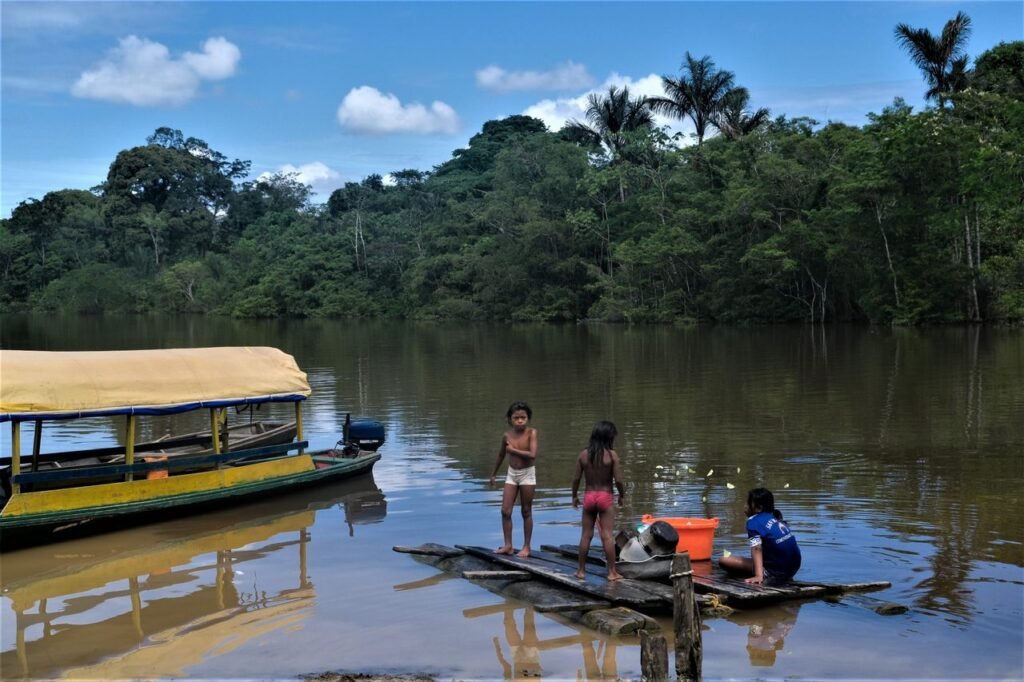 Children enjoying a sunny day by the river in San Martín, Amazonas, Colombia. dónde viajar