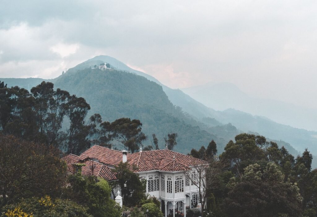 Charming Casa Santa Clara nestled in lush Colombian mountains with misty landscape., Vacaciones en Colombia