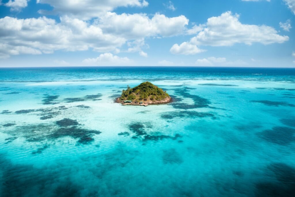 Stunning aerial view of a tropical island surrounded by vibrant turquoise waters off the coast of Colombia. Viajes familiares Colombia