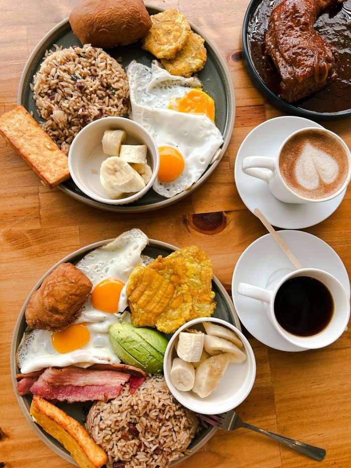 Delicious traditional breakfast spread with eggs, rice, plantains, and coffee., Vacaciones en Colombia