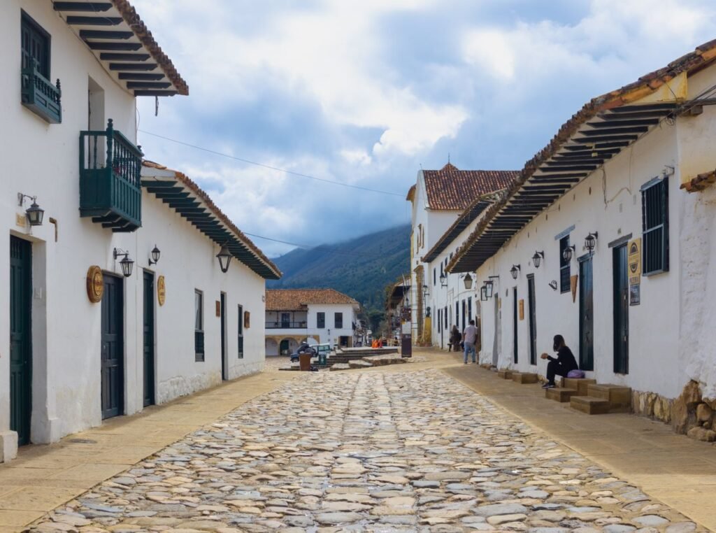 Beautiful colonial architecture on a cobblestone street in Villa de Leyva, Colombia, capturing cultural heritage. qué hacer en Colombia