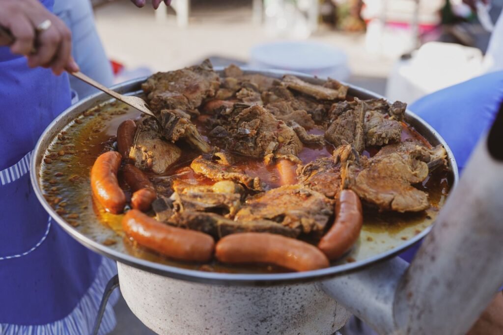 Close-up of sausages and meat grilled outdoors, juicy and sizzling. qué hacer en Colombia