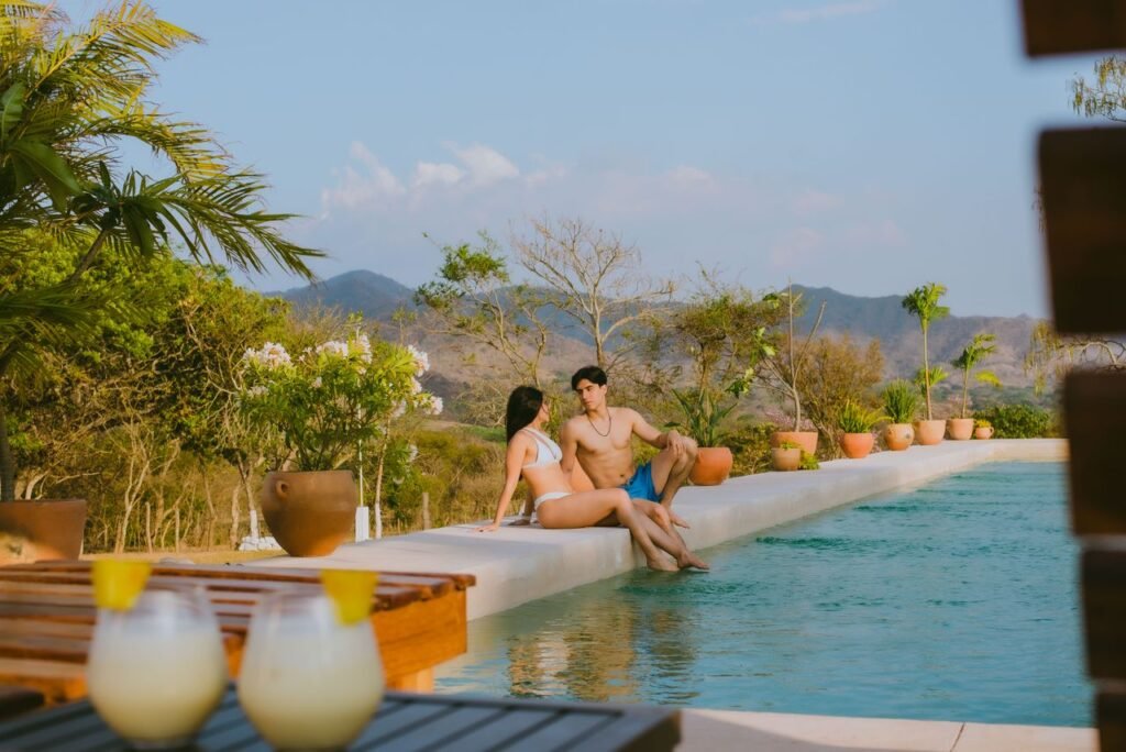 Couple enjoying a sunny day by a scenic poolside in the mountains, soaking up leisure and vacation vibes. luna de miel Colombia