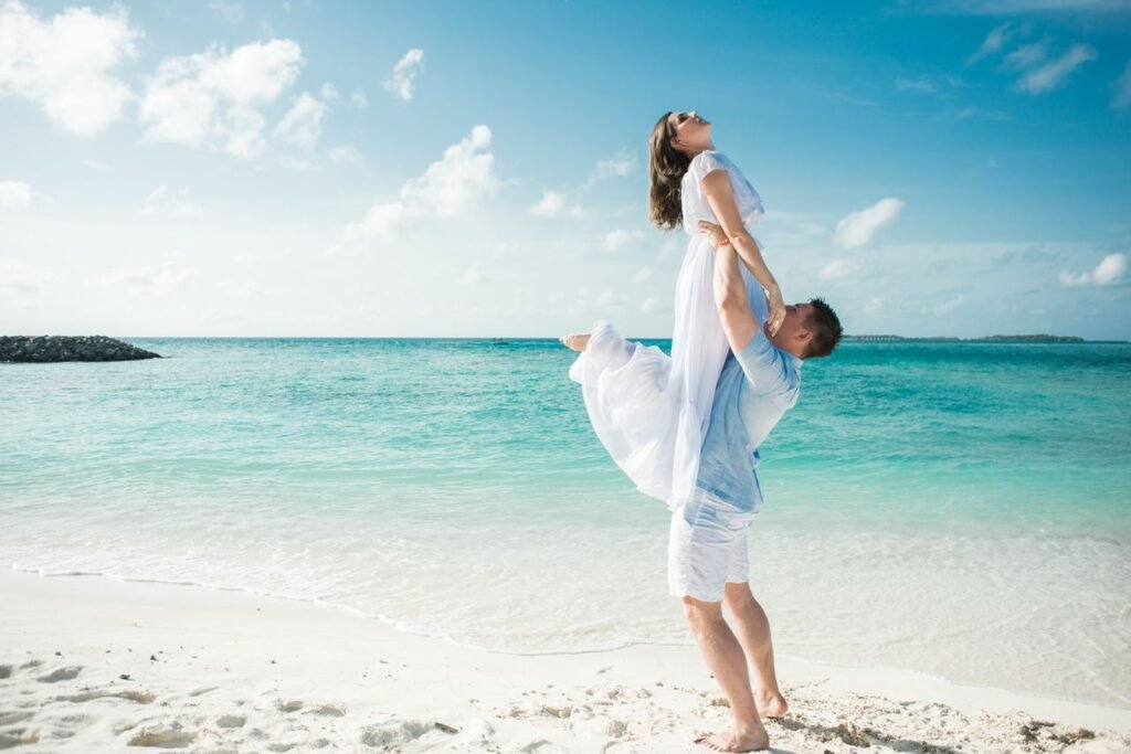 A couple enjoying a fun and romantic moment on a beautiful tropical beach. viajes románticos