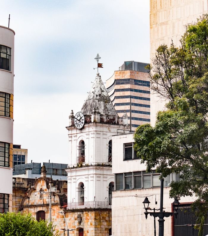 A scenic view of the historic clock tower and modern buildings in Bogotá, Colombia. Viajes familiares Colombia